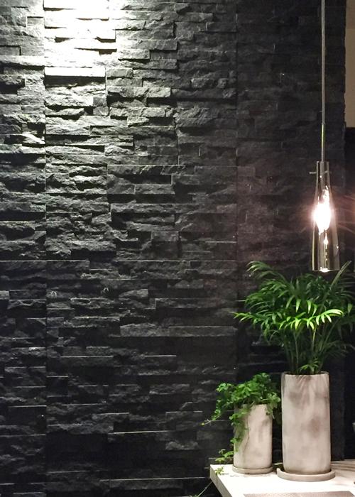 存在感のある石壁が重厚なアクセント