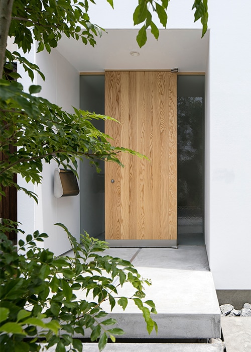 プライバシーと明るさが共存するナチュラルな玄関アプローチ