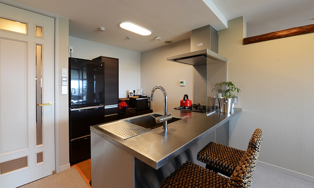 ステンレスキッチンがインテリアの中心となるモダンなマンションリノベ事例
