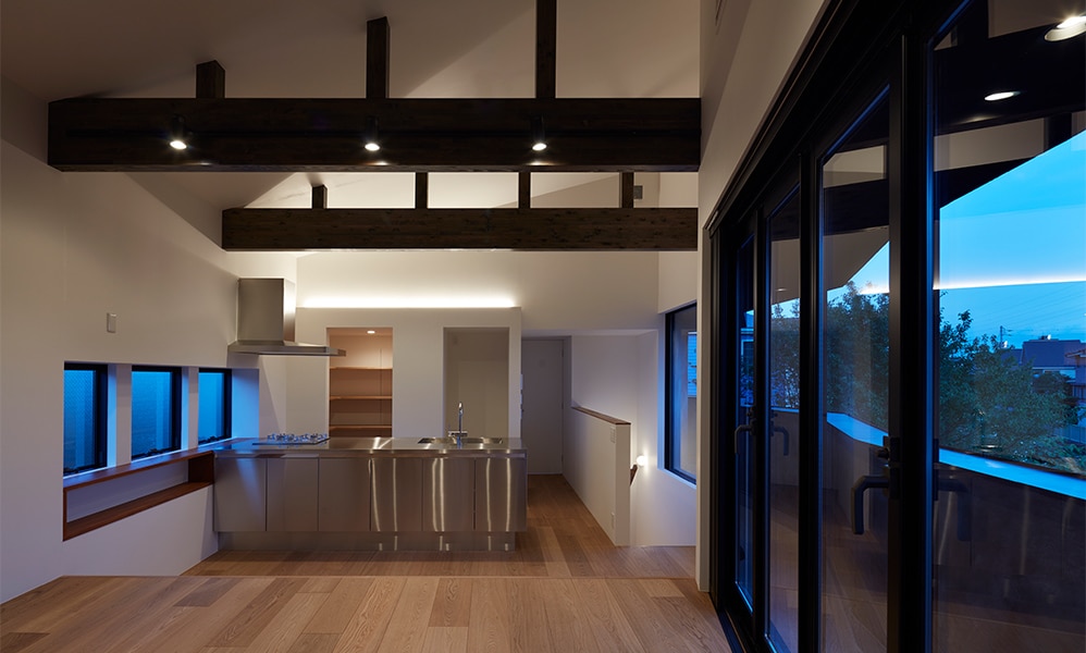 カフェのある川辺の家