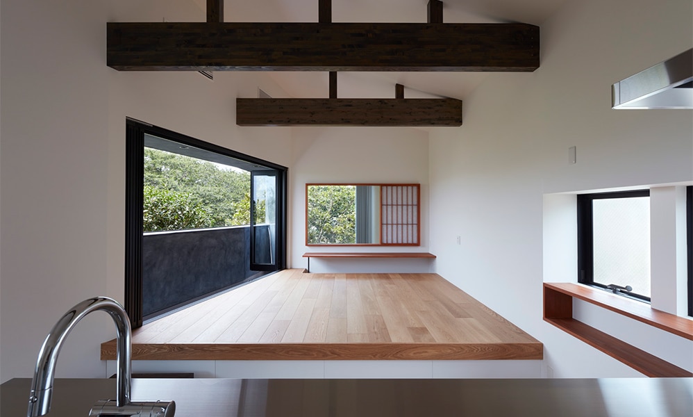 カフェのある川辺の家