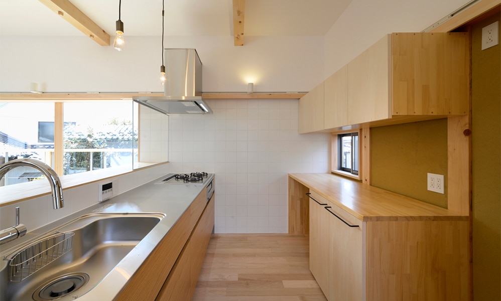 3世帯住宅のナチュラルなシステムキッチン空間