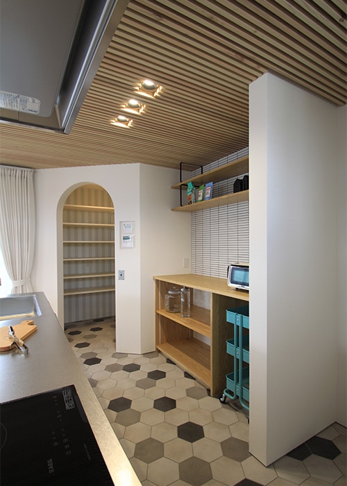 ヘキサゴンタイルを使用したフレンチヴィンテージスタイルのキッチン