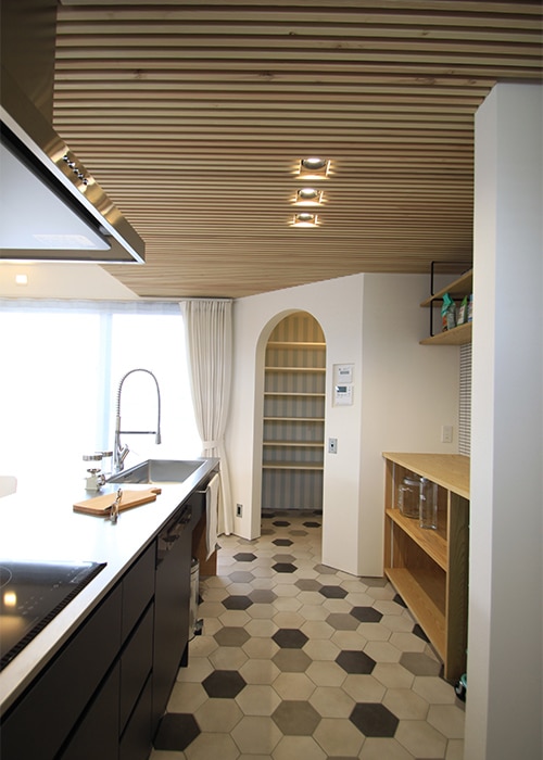 ヘキサゴンタイルを使用したフレンチヴィンテージスタイルのキッチン