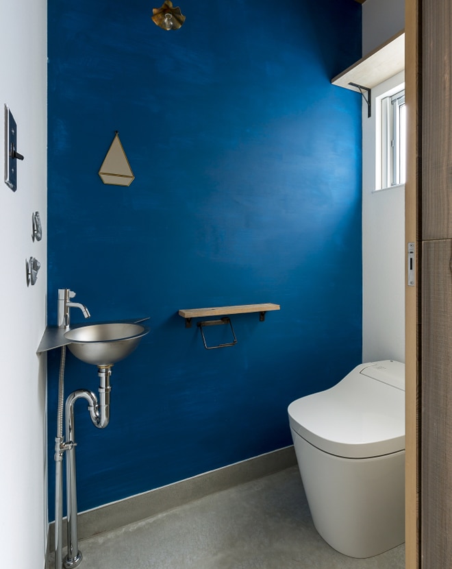 鮮やかなアクセントウォールが印象的なトイレ