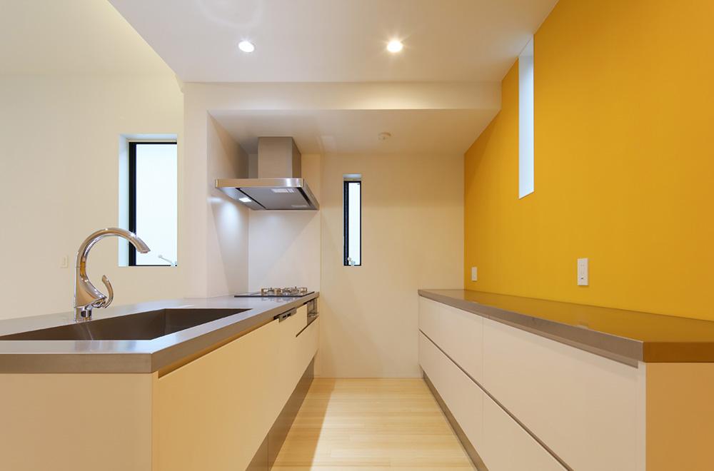 ビビッドな壁が映えるシンプルキッチン