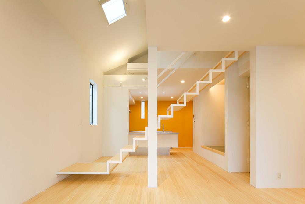 ビビッドな壁が映えるシンプルキッチン