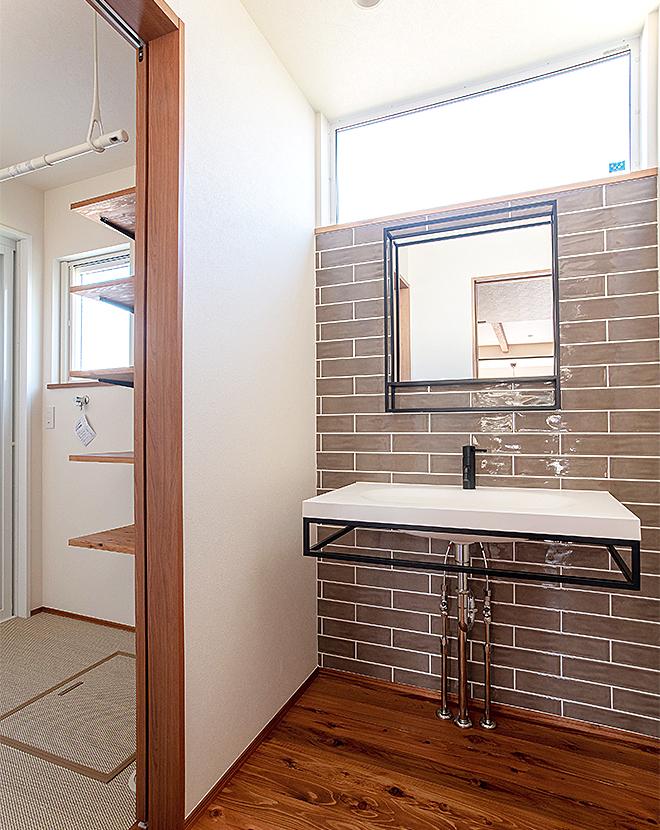 天井から光の差し込む洗面スペース