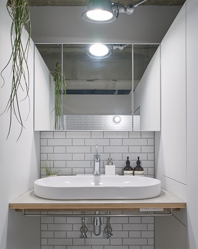 サブウェイタイルを取り入れたシンプルでクリーンな洗面スペース