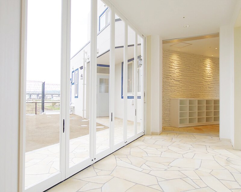 地中海の白い漆喰をイメージした保育園