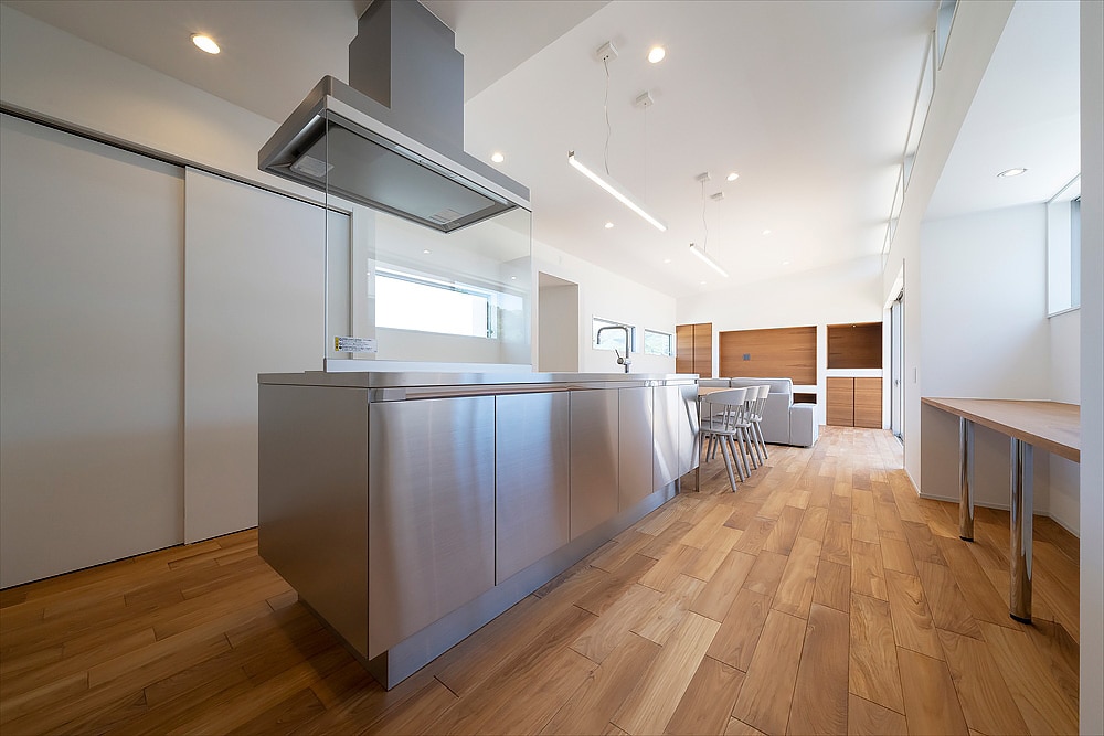アーバンライフな家のキッチン
