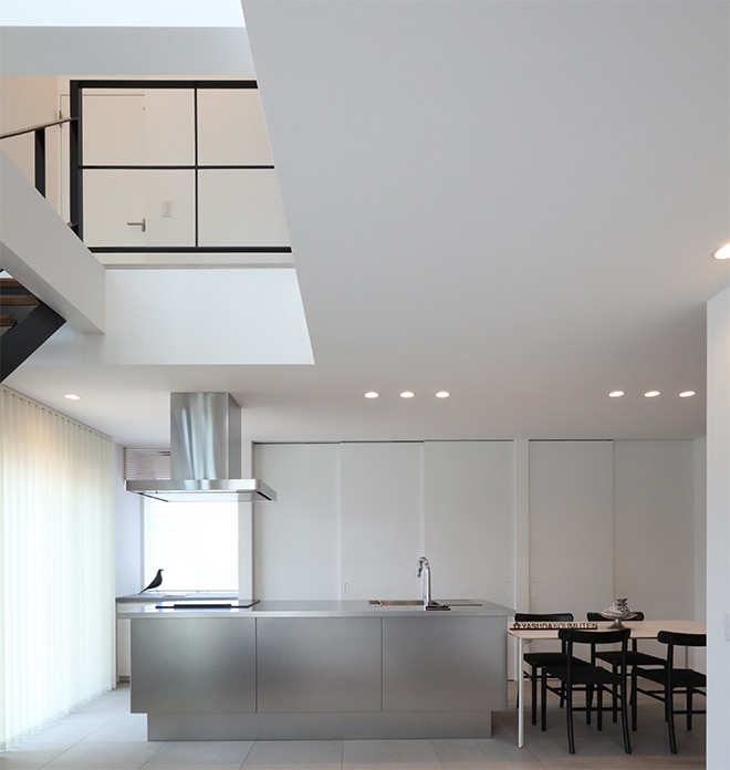 大きな吹き抜けのある開放的なリビング