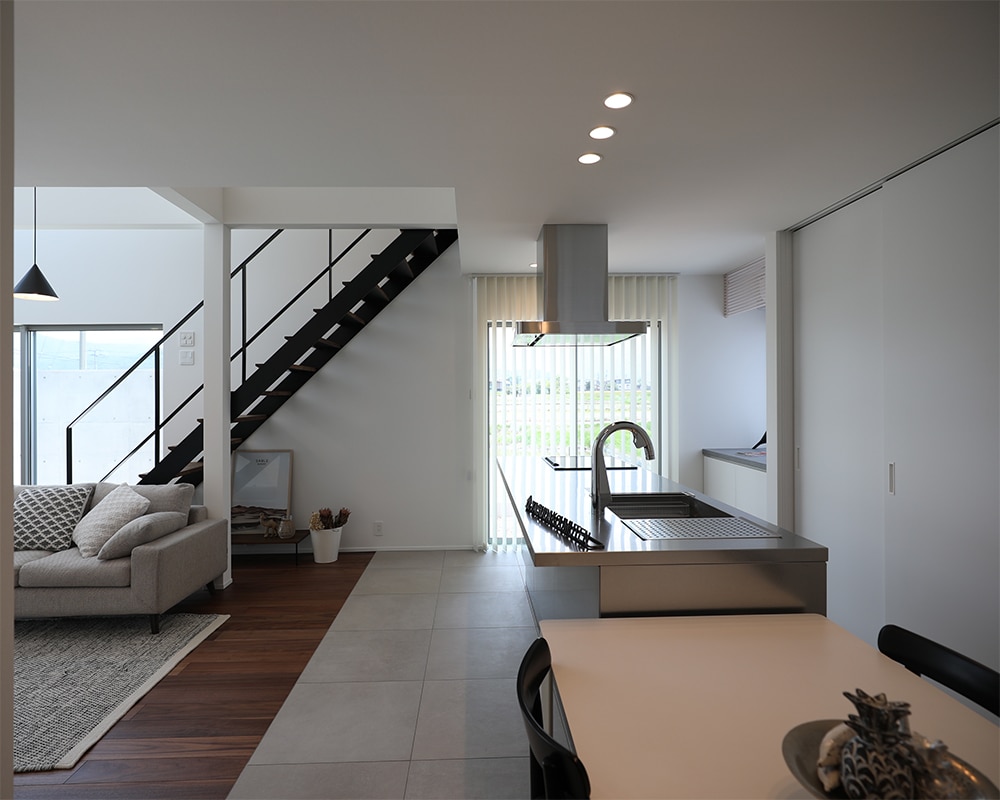 大きな吹き抜けのある開放的なリビング