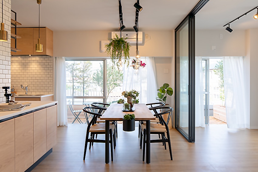 光とグリーンに囲まれたリビングルーム