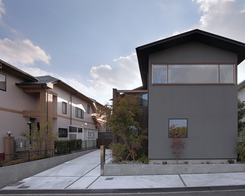閑静な住宅地に建つ、空と緑を感じる明るい住まい