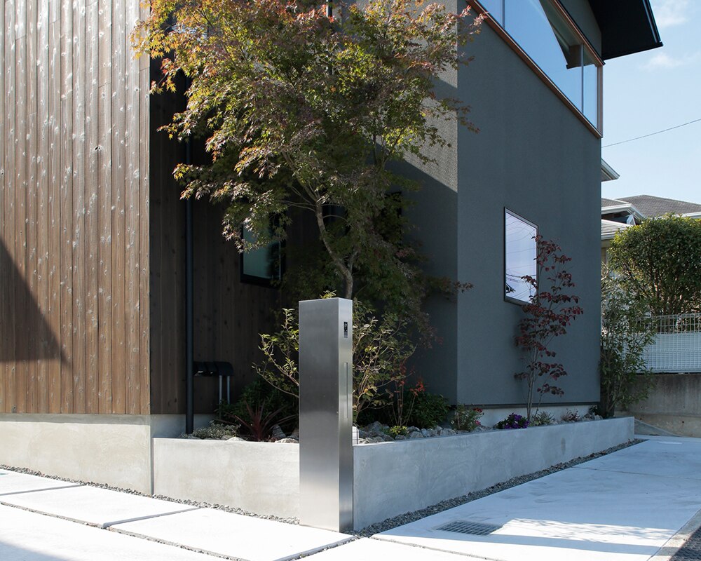 閑静な住宅地に建つ、空と緑を感じる明るい住まい