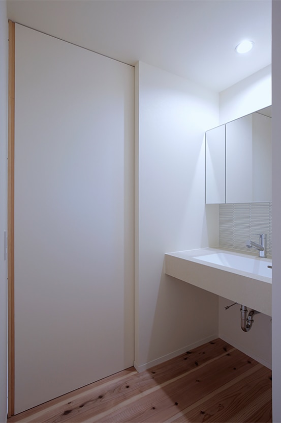 白を基調にしたオープンな洗面エリア