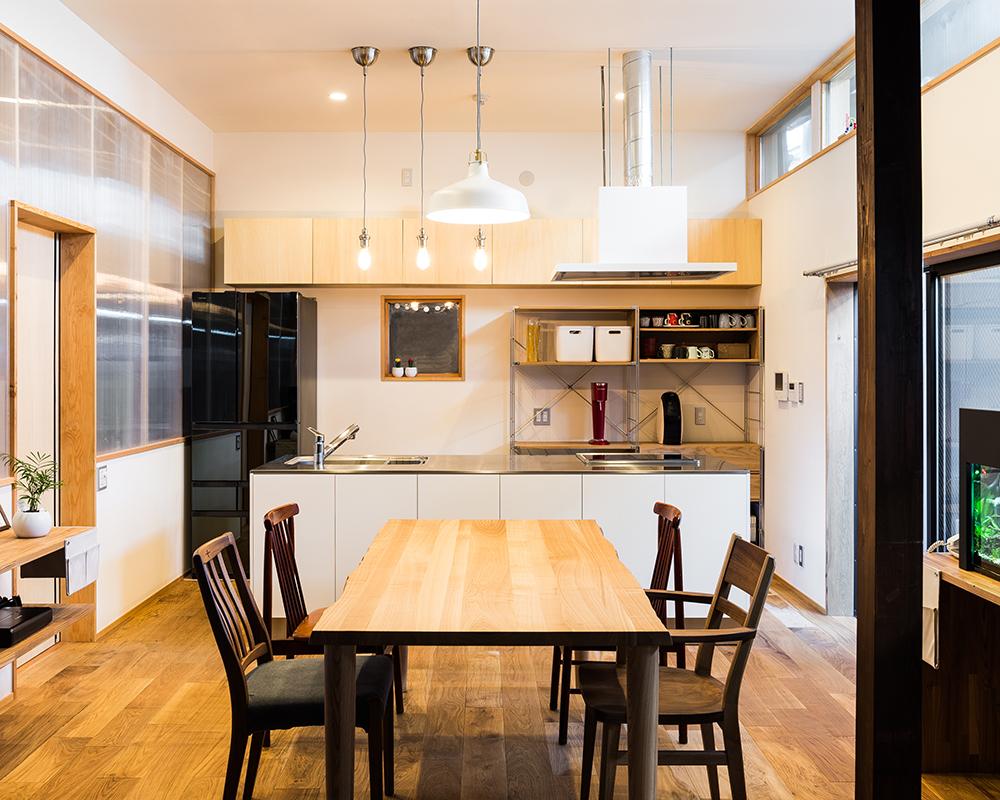 ハイサイドライトを設けた明るいリビングスペース