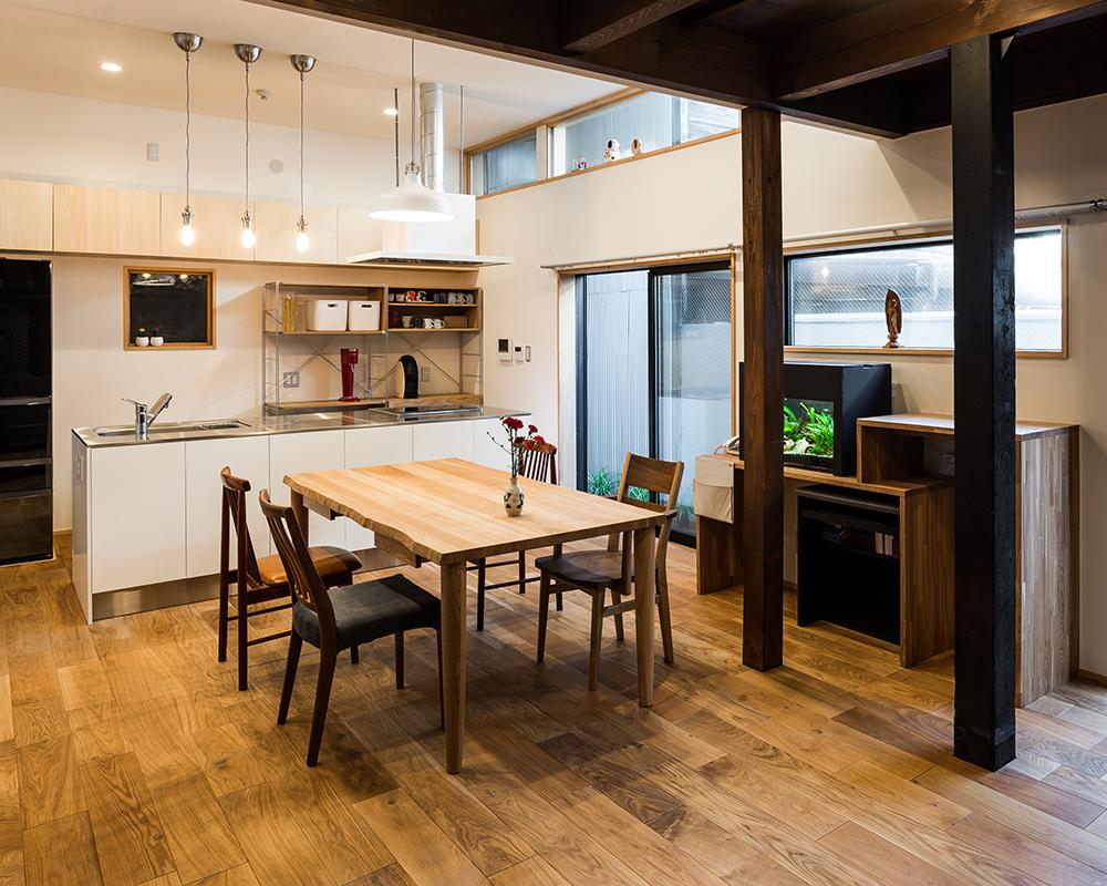 ハイサイドライトを設けた明るいリビングスペース