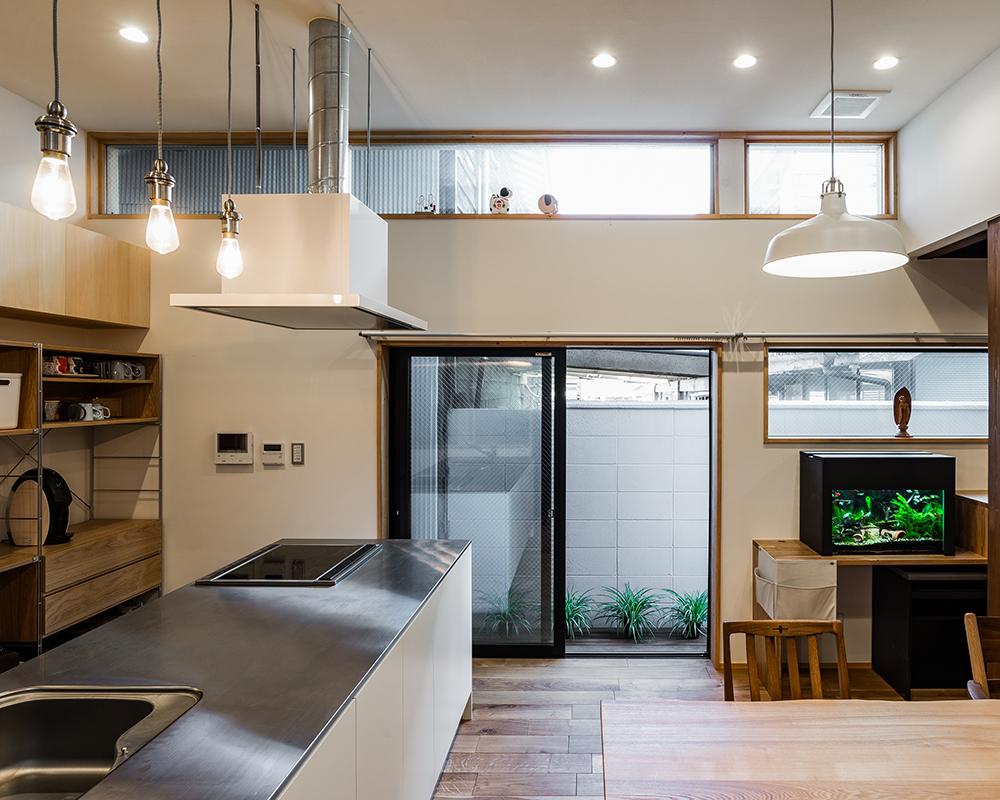 ハイサイドライトを設けた明るいリビングスペース