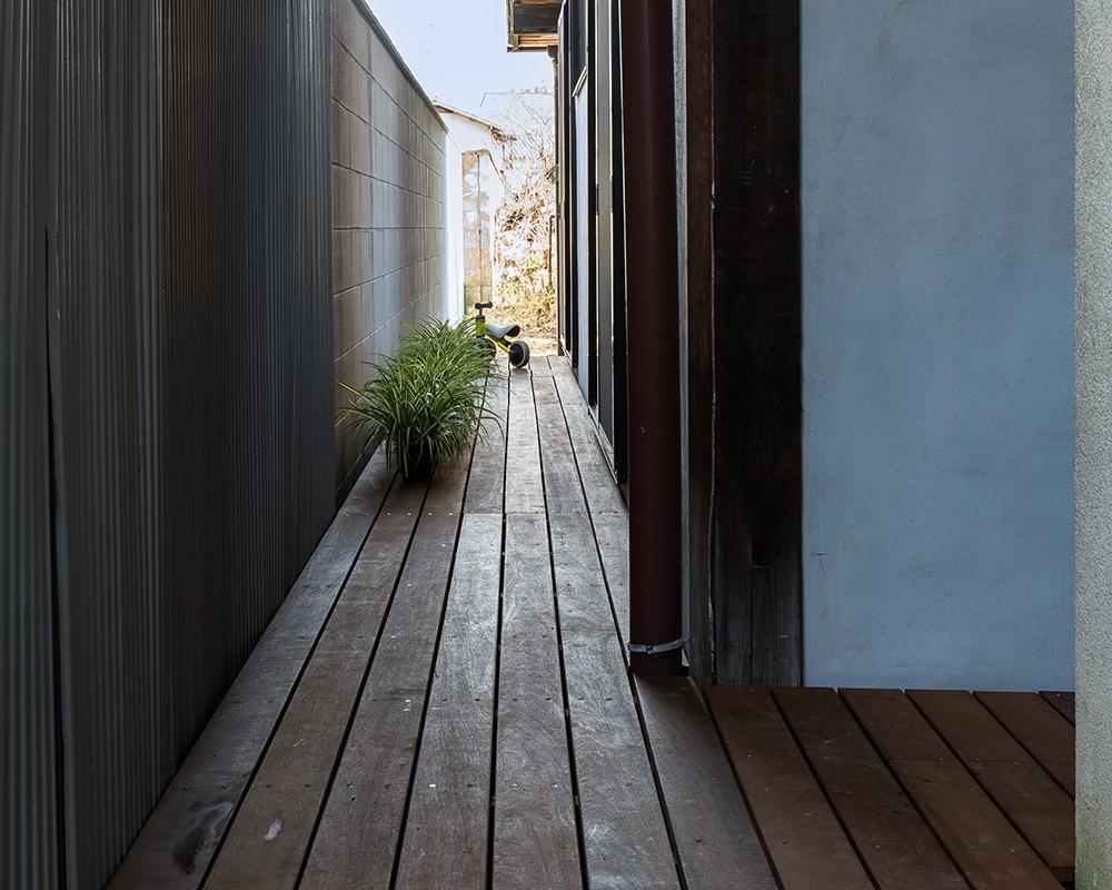 狭い屋外隙間空間を積極的に取り入れたデッキスペース