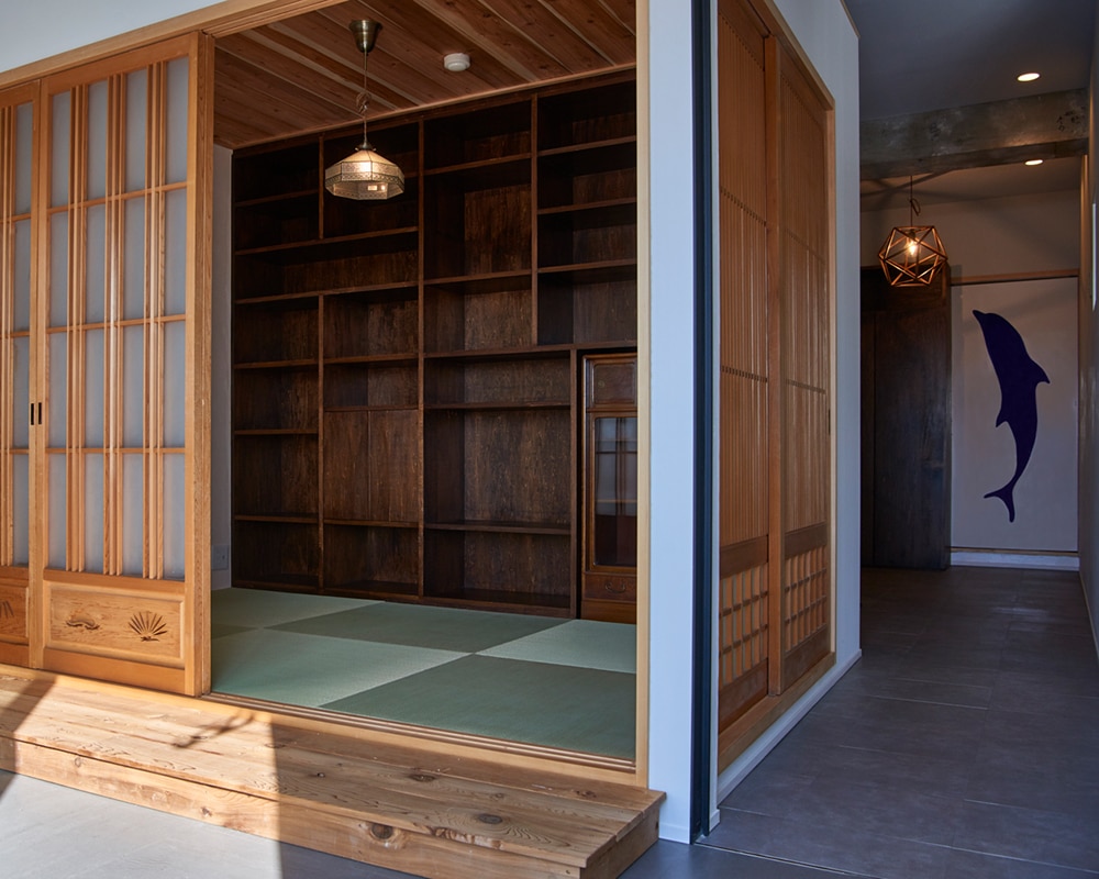 土間スペースに小上がりのある書斎