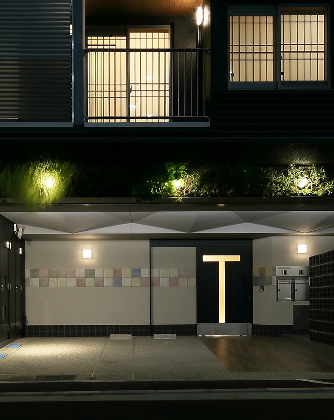 ミックスカラーの色合いが柔らかな駐車スペース