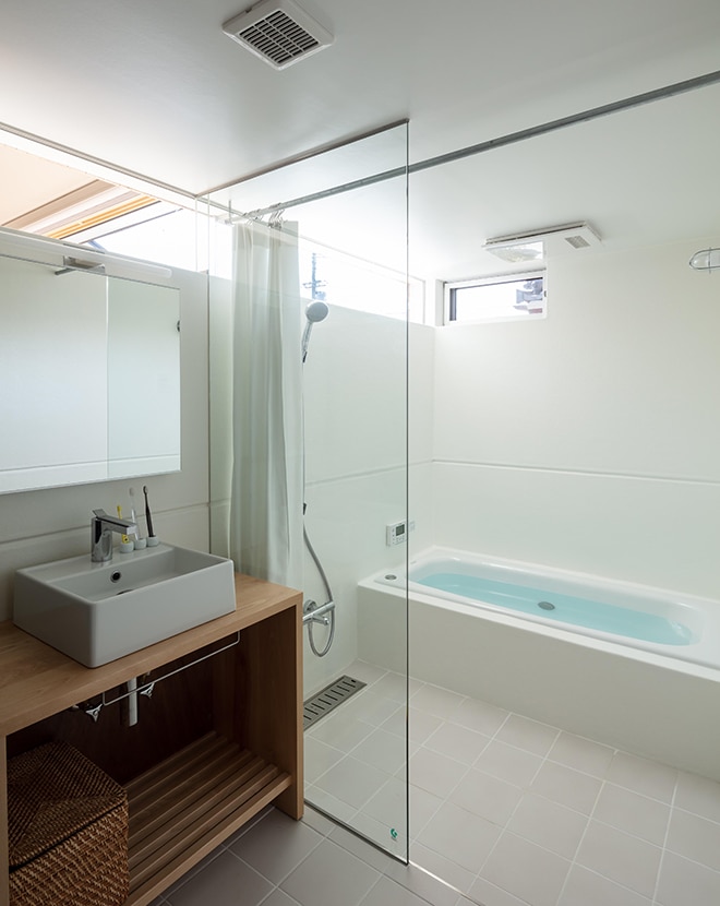 天井から自然光の差し込む明るい洗面スペース