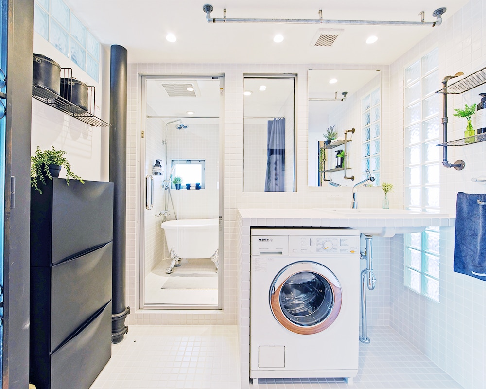 自然光の差し込むブルックリンスタイルのバスルーム