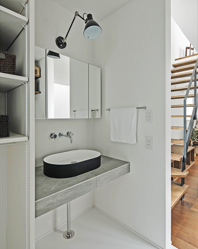 リビング横にあるモノクロームな洗面スペース