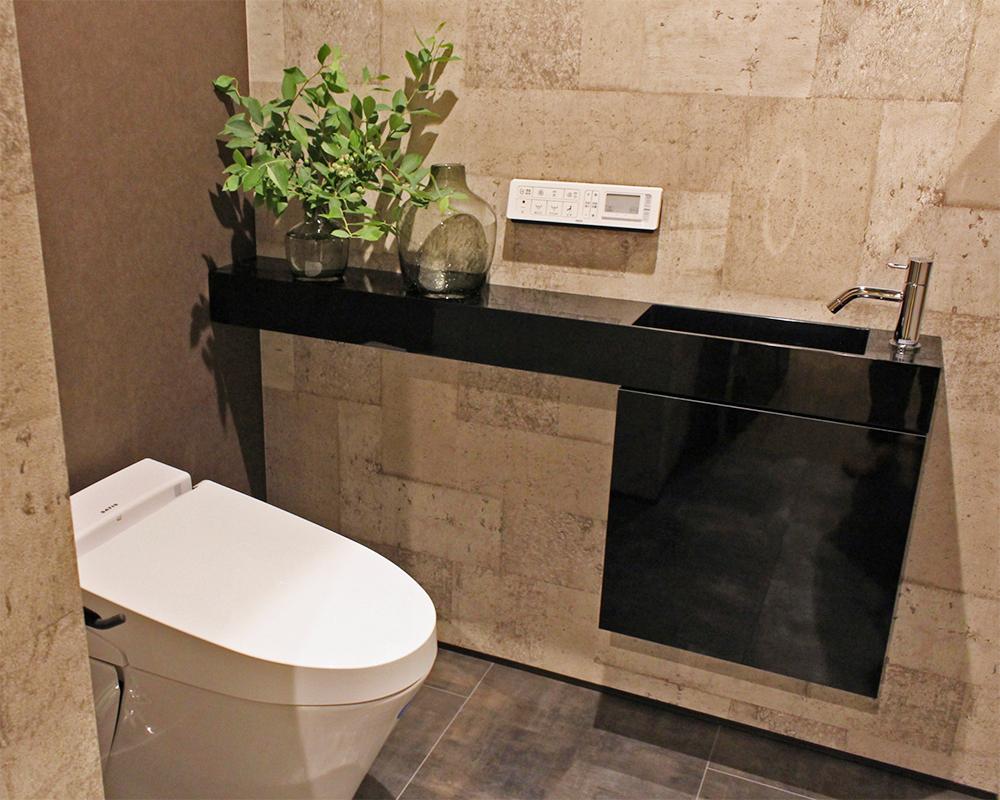 築35年住宅の石とグリーンのトイレスペース