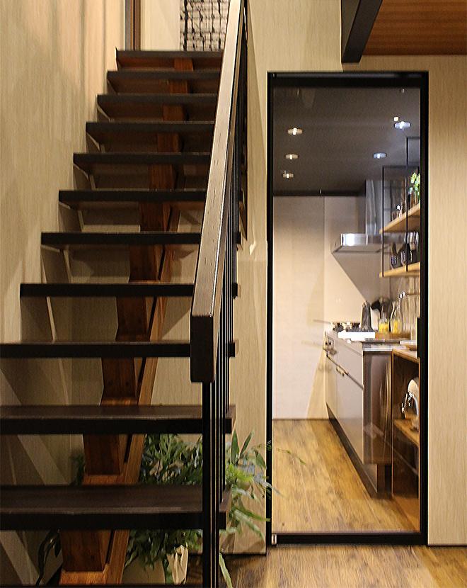 築35年住宅のキッチンの見える階段下スペース