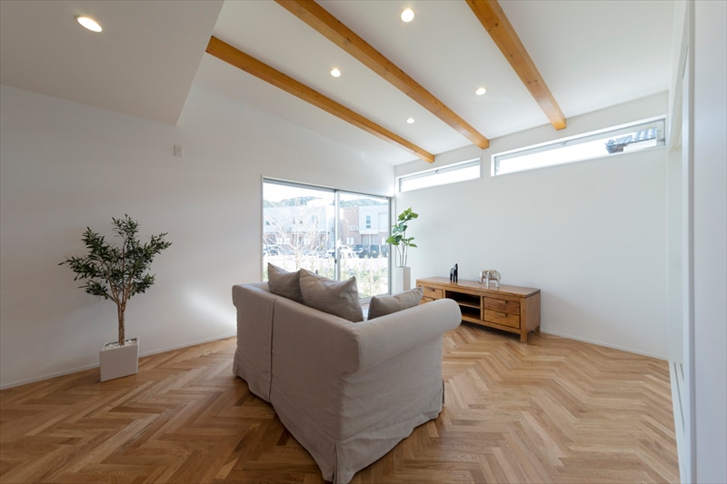 貼り向きにもこだわった無垢フロアのリビングスペース