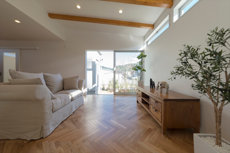 貼り向きにもこだわった無垢フロアのリビングスペース