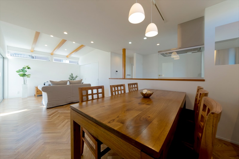 貼り向きにもこだわった無垢フロアのリビングスペース