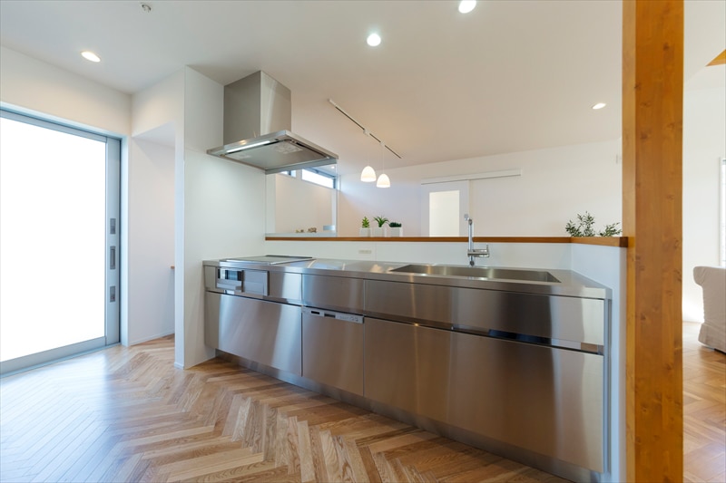 自然光の差し込む無垢フロアのキッチンスペース