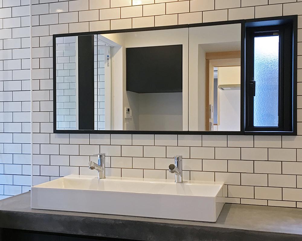 バスルームの借景が楽しめる明るい洗面スペース｜ミラタップ（旧サンワ