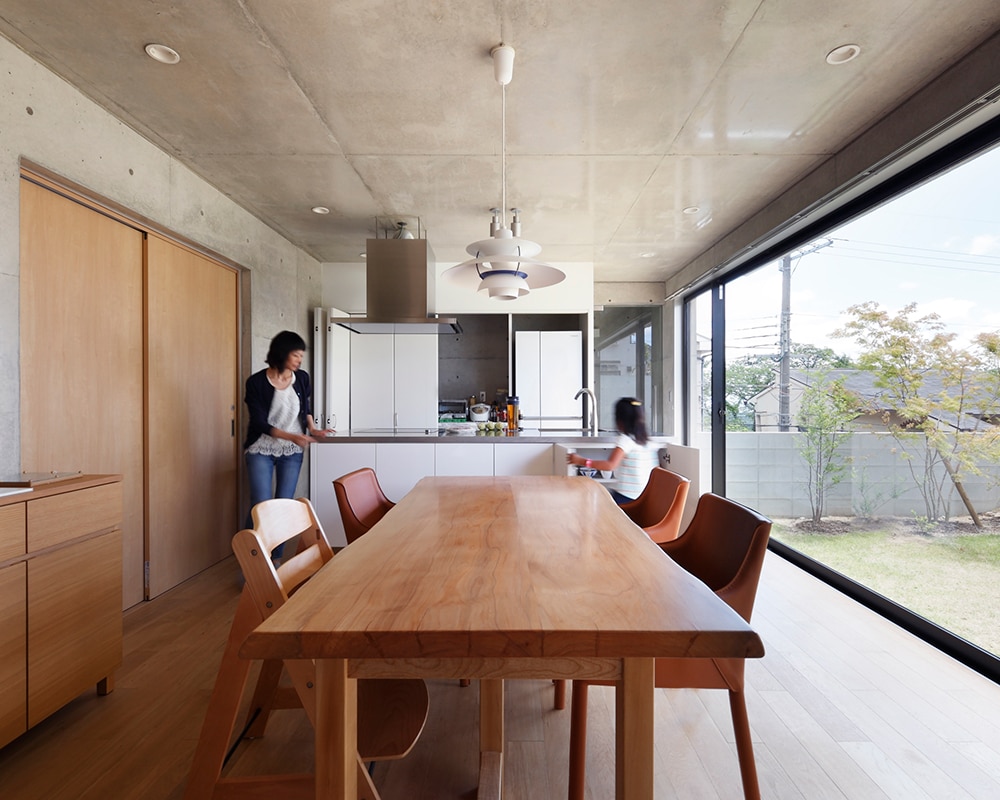 コンクリート打ちっぱなし住宅のリビングスペース