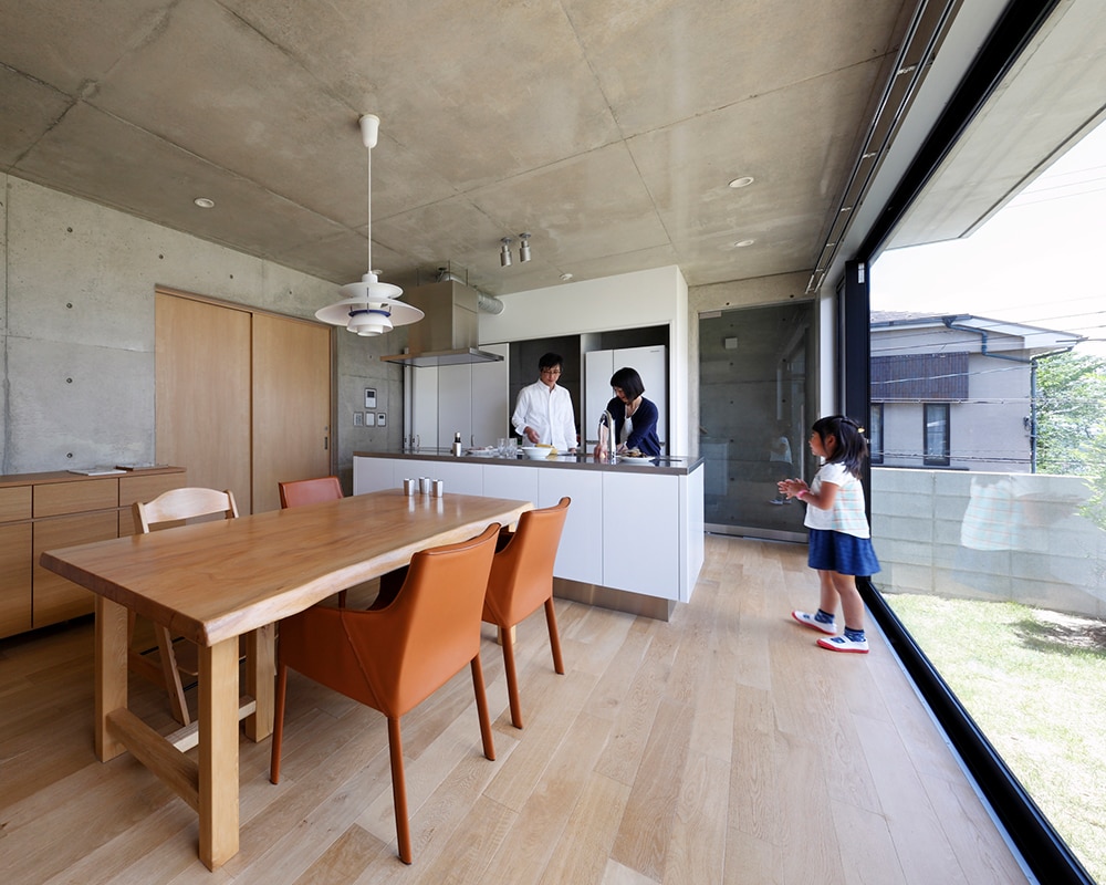 コンクリート打ちっぱなし住宅のリビングスペース