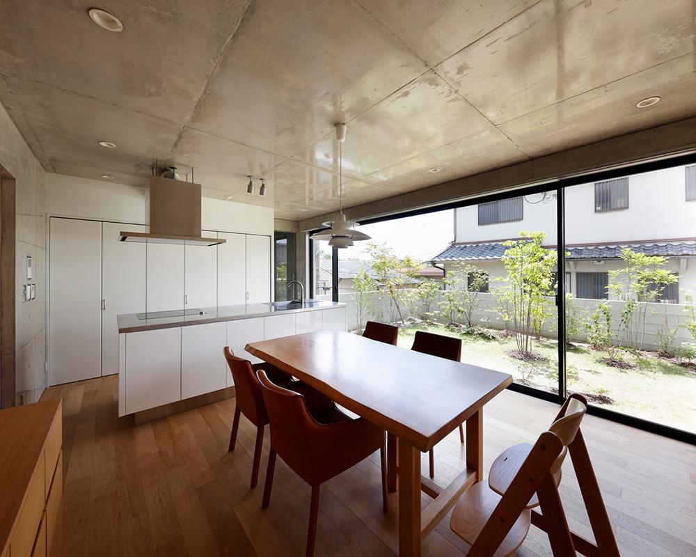 コンクリート打ちっぱなし住宅のリビングスペース