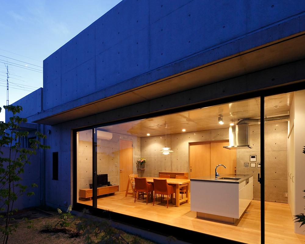 コンクリート打ちっぱなし住宅のリビングスペース