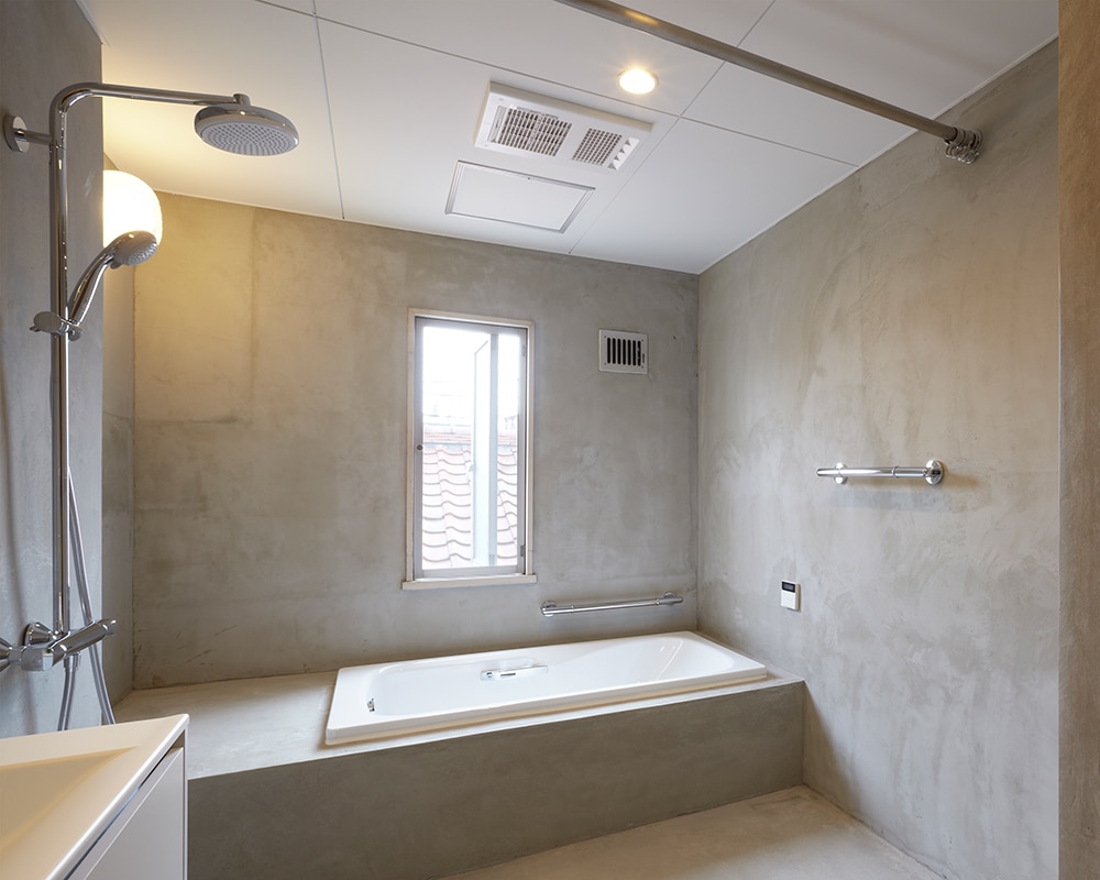 犬の洗い場も兼ねた広い浴室空間