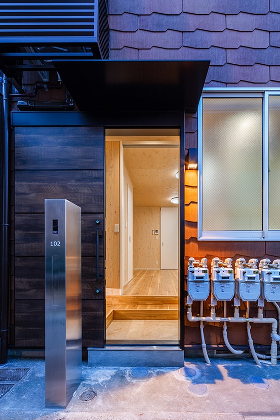 ステンレスがアクセントのナチュラルな玄関