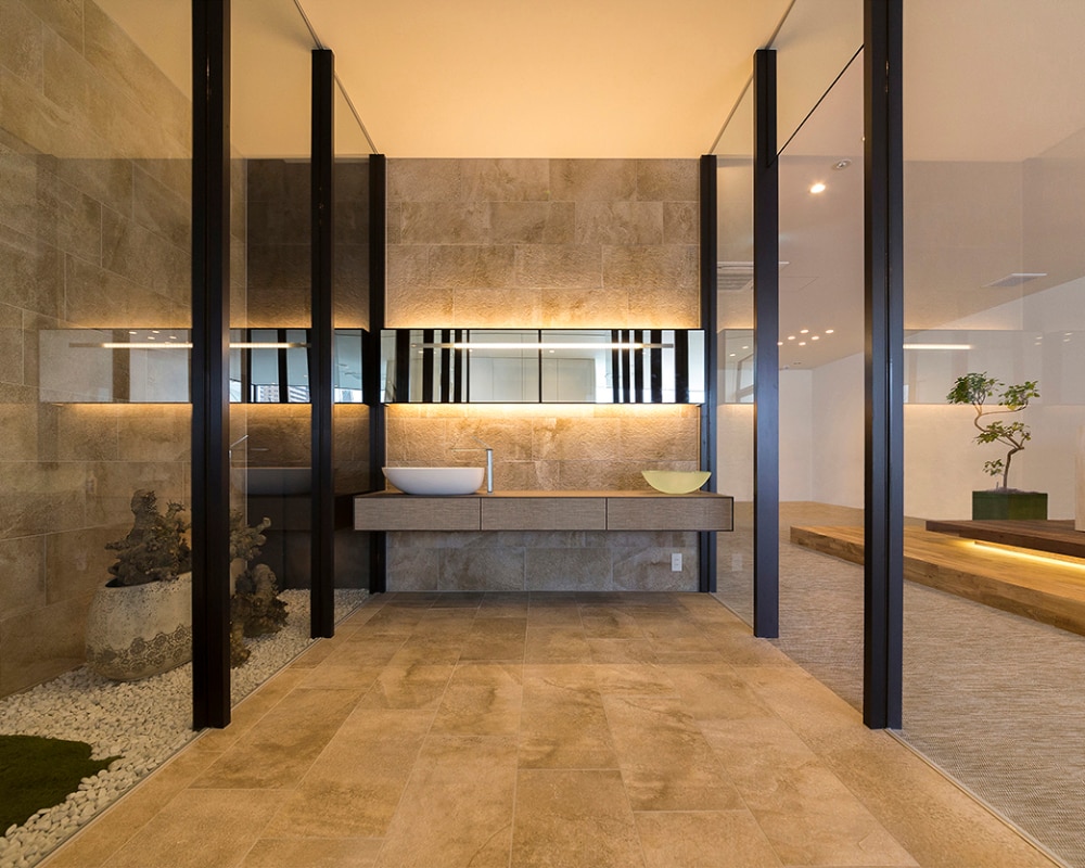 リゾートホテルをイメージしたショールームの洗面スペース