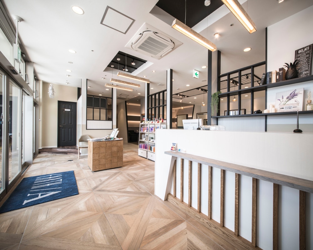 リゾート空間をイメージしたヘアサロンの入口カウンター