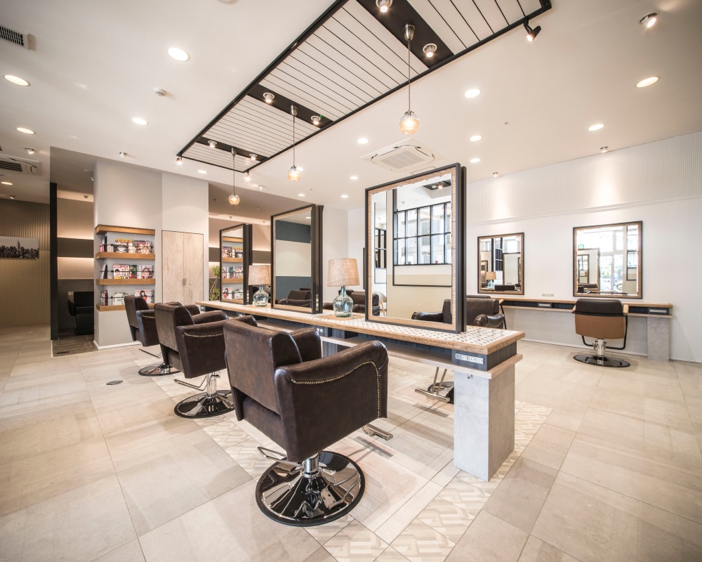 リゾート空間をイメージしたヘアサロンの店内