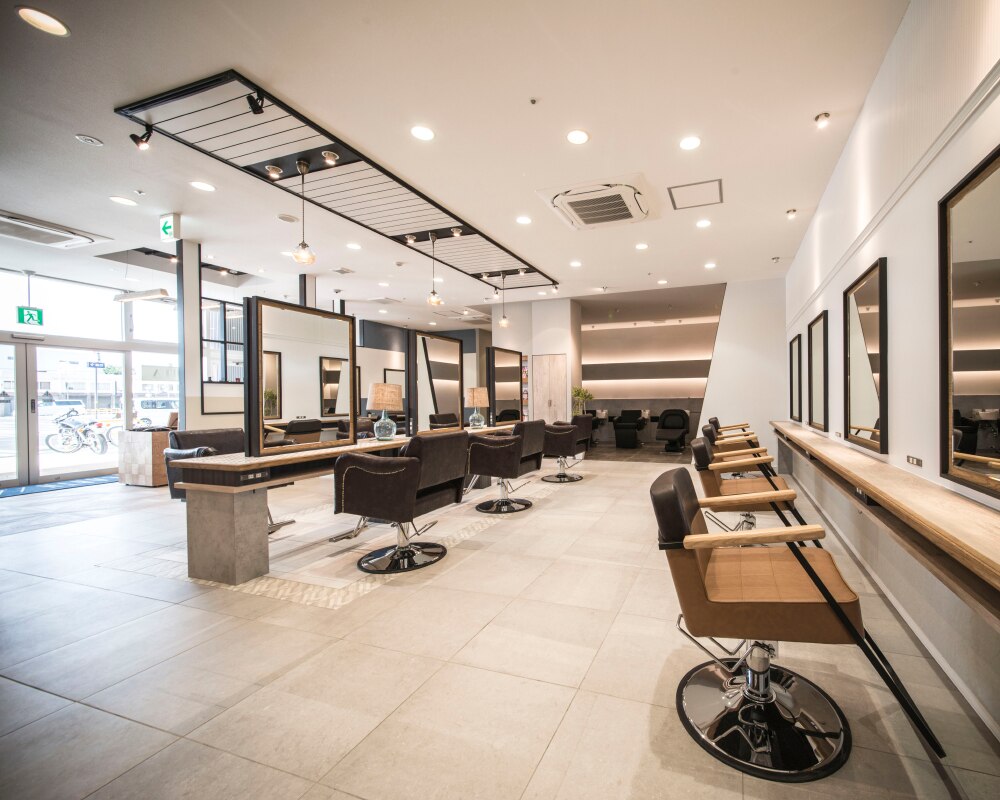 リゾート空間をイメージしたヘアサロンの店内