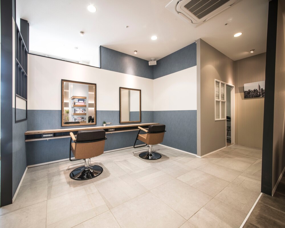 リゾート空間をイメージしたヘアサロンの店内