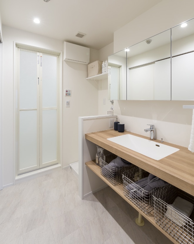 木の素材感を活かした明るい洗面スペース