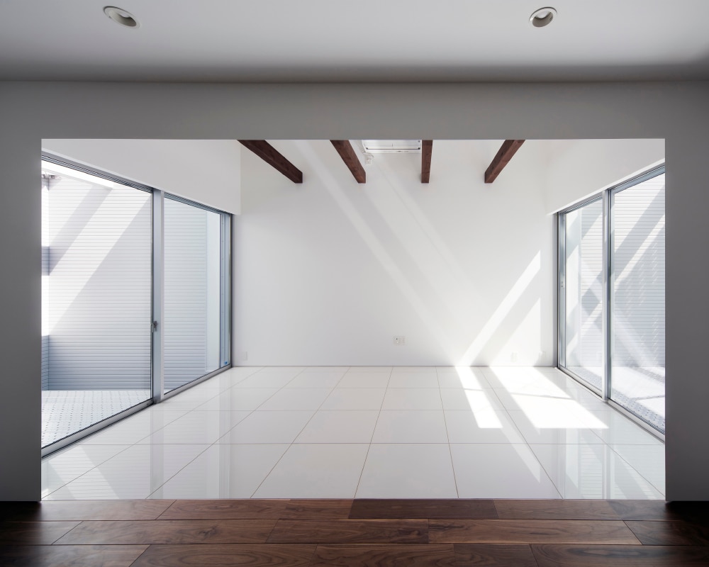 床の素材を変えメリハリの利いたリビングダイニング